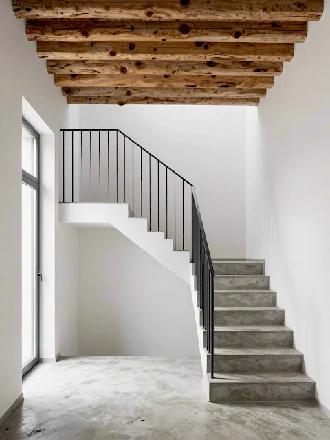Loggia und Treppenhaus mit Holzdecke
